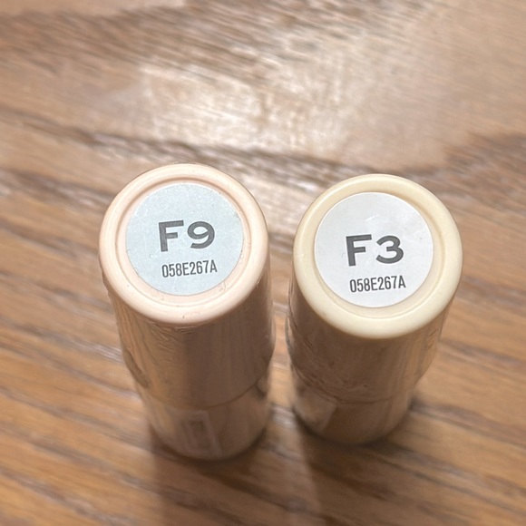 Make up Revolution London Fast Base Stick Foundation. - Picture 3 of 3